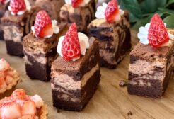 イチゴマーブルガトーショコラの写真