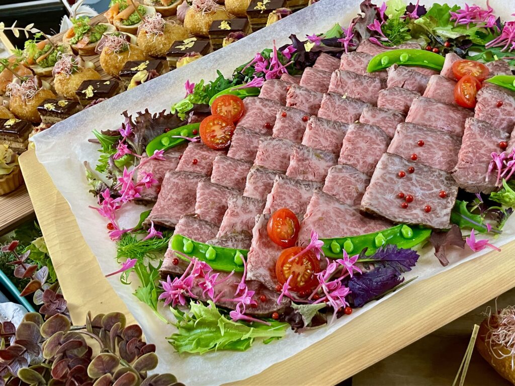 和牛ローストビーフ、玉ねぎソース添えの写真