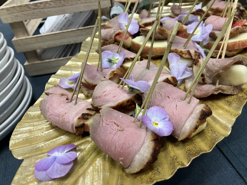 合鴨醤油麹焼きと林檎のピンチョスの写真