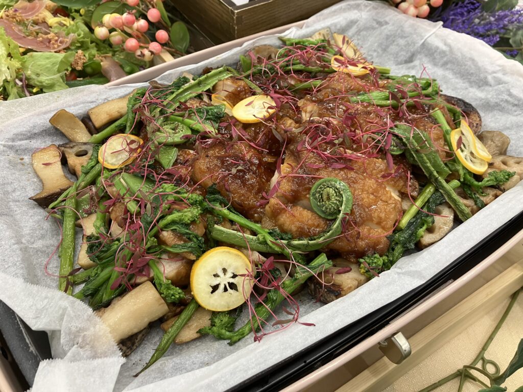 若鶏もも肉の梅照り焼き、旬野菜添えの写真