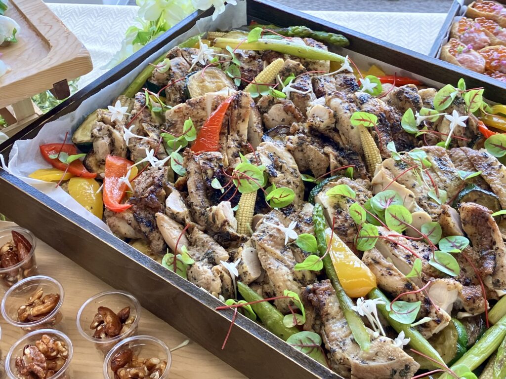 若鶏もも肉のハーブ焼き、彩り野菜のロースト添えの写真