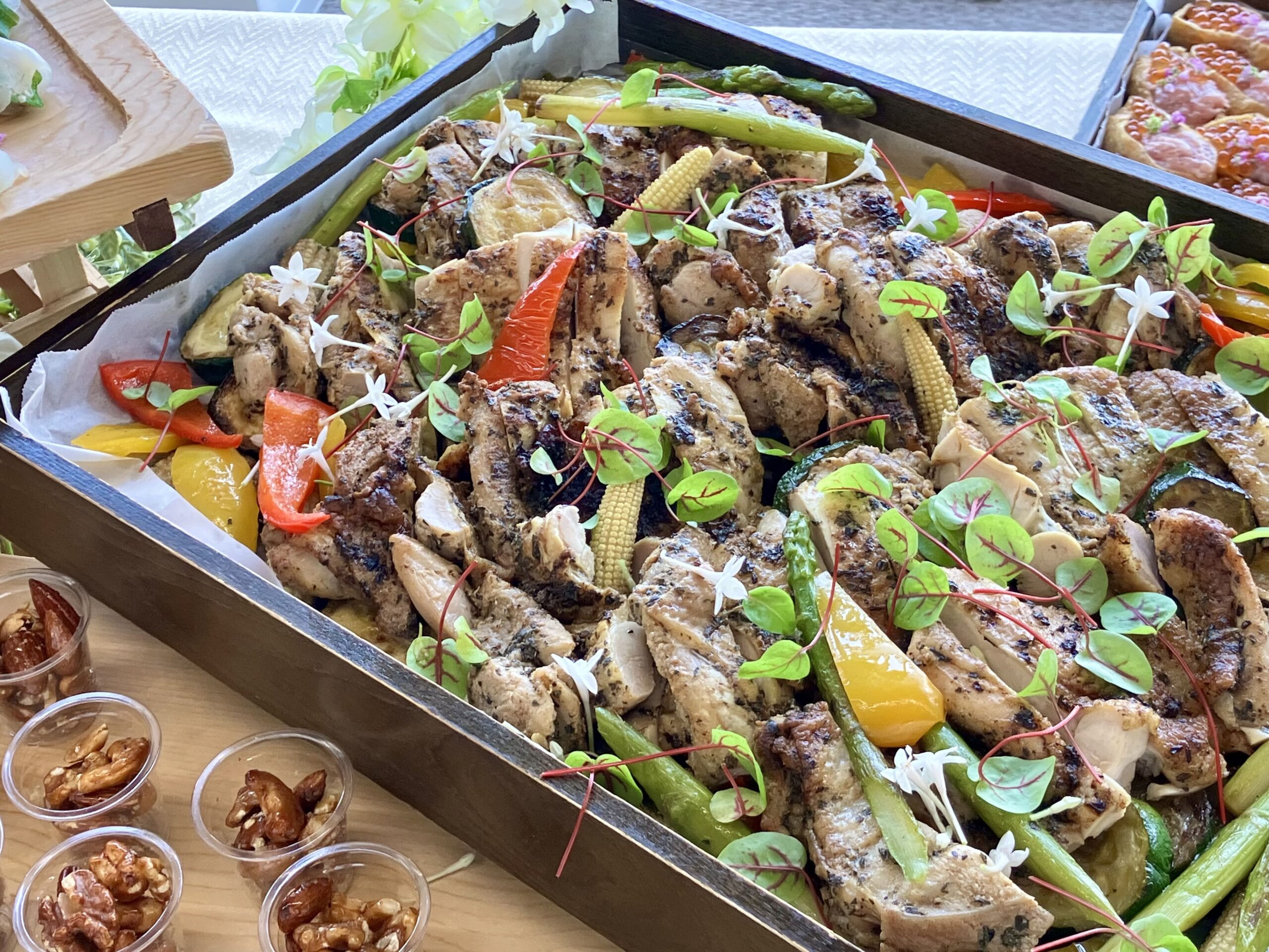 若鶏もも肉のハーブ焼き、彩り野菜のロースト添え