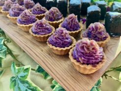 紫芋と小豆のミニタルトの写真