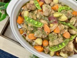 豚バラ肉のジェノベーゼ煮込み、根菜添えの写真