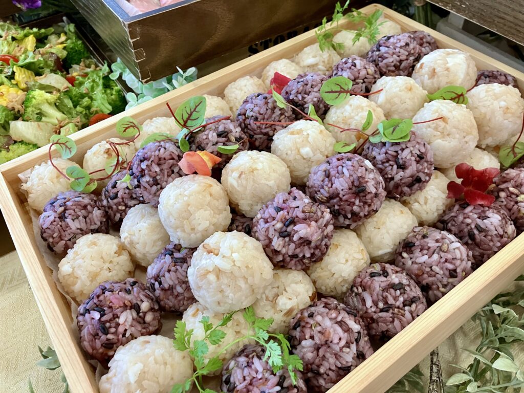彩りミニおにぎり2種類（鯛めしと十六穀米）の写真