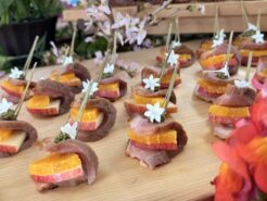 合鴨醤油麹焼きと林檎とオレンジの写真