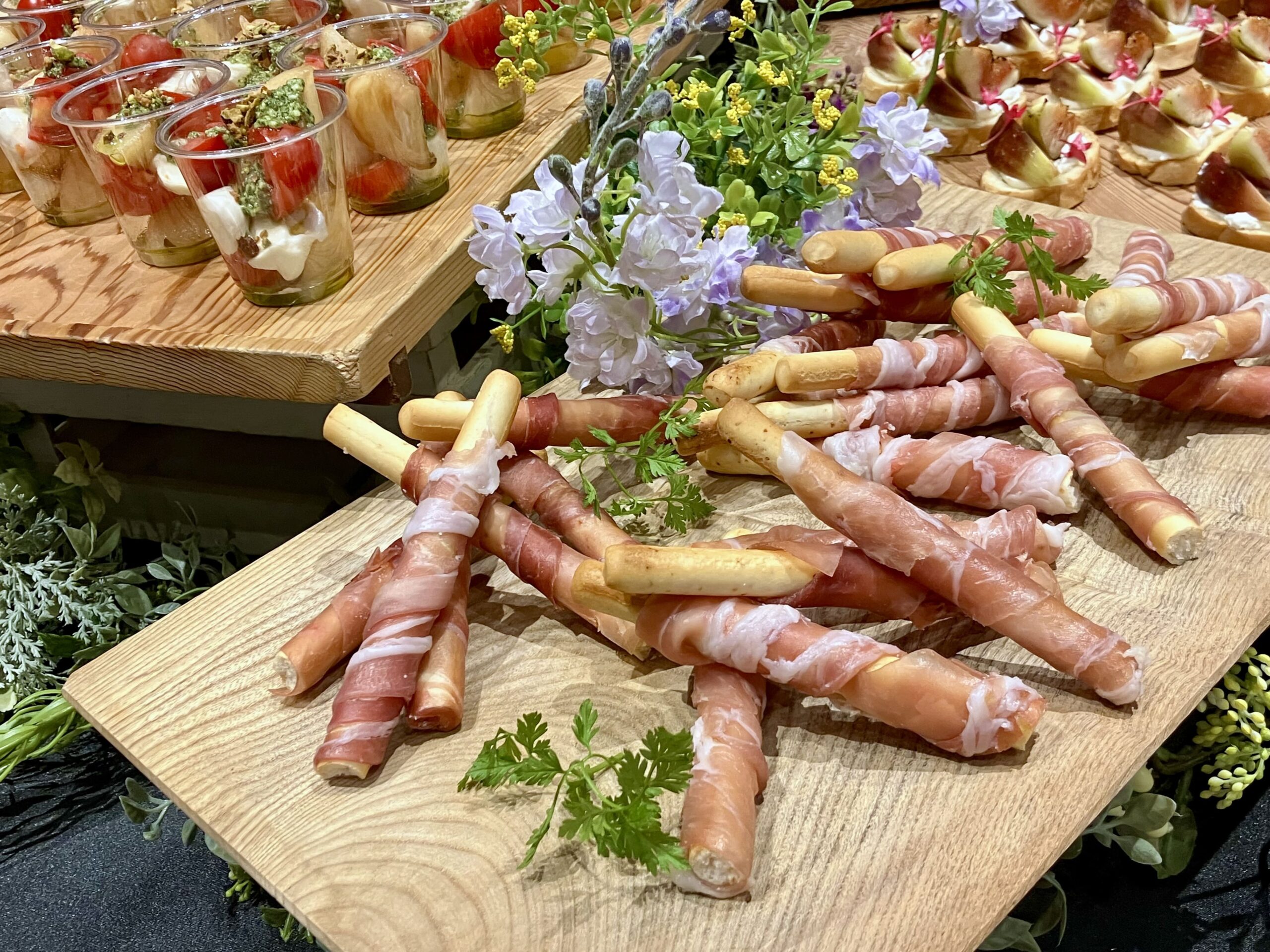 生ハムとグリッシーニの写真