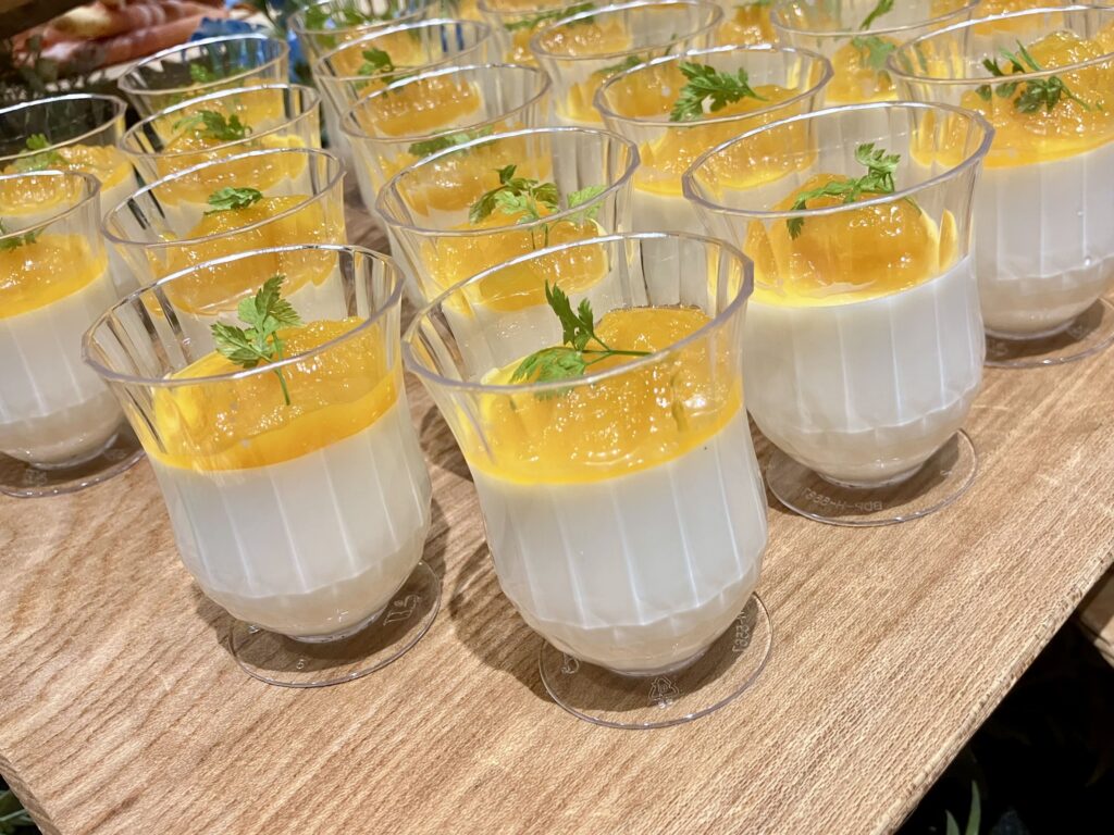 パンナコッタ、マンゴーソースの写真