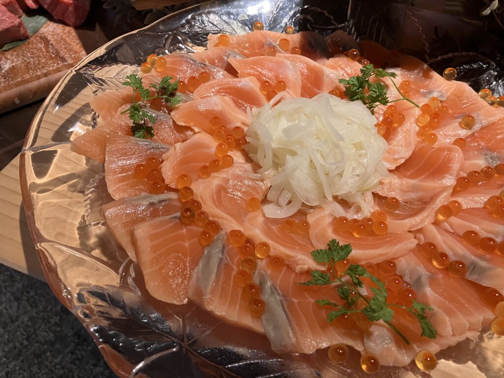 サーモンと新玉ねぎのレモン漬けの写真