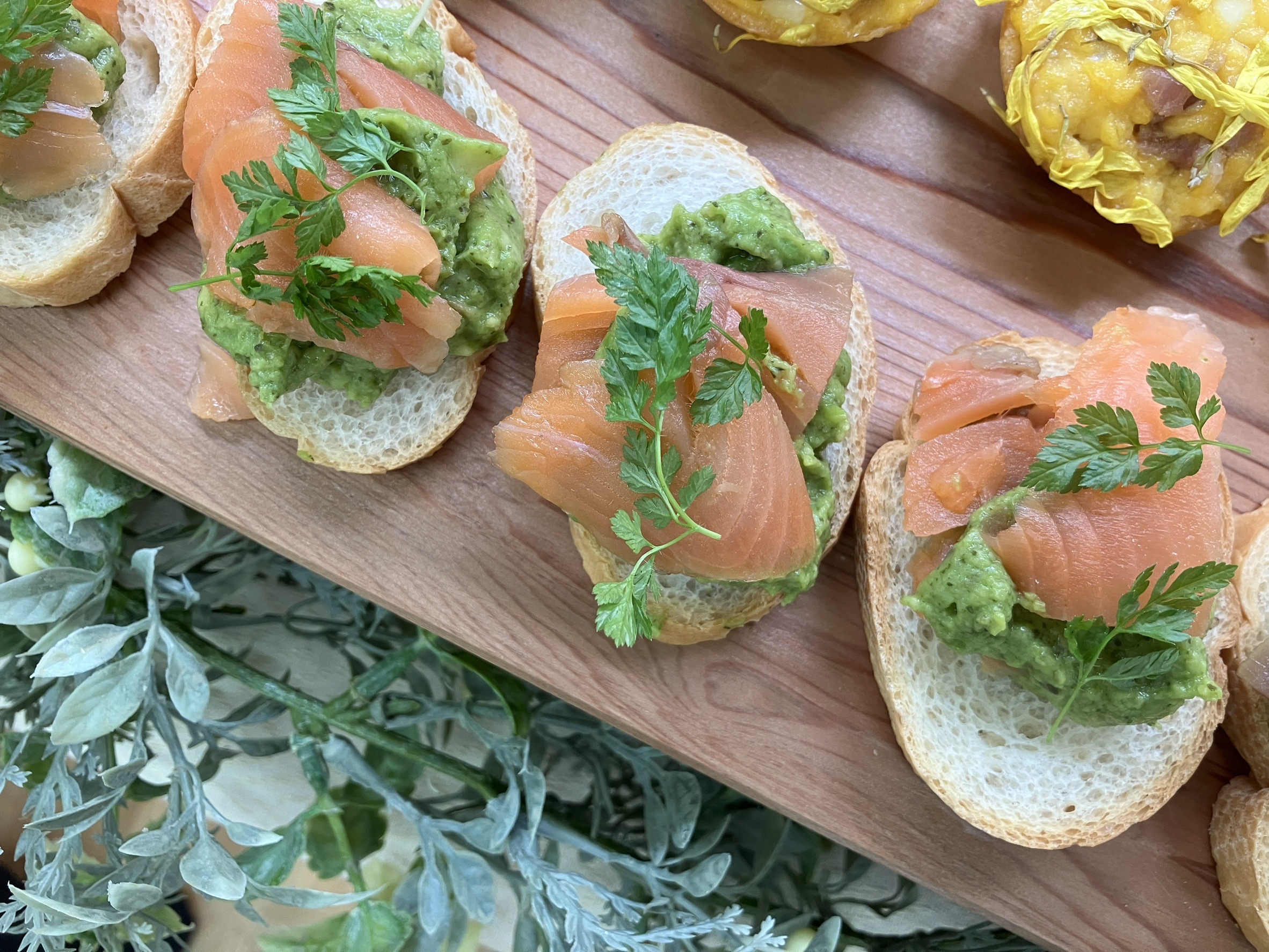 スモークサーモンとアボカドのカナッペ